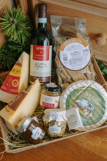 cesto degustazione formaggi con prodotti tipici valtellinesi in vendita online