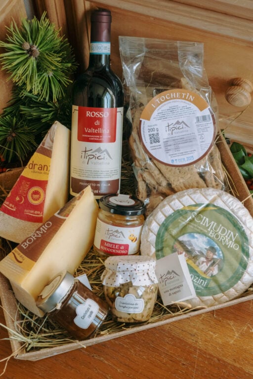 cesto degustazione formaggi con prodotti tipici valtellinesi in vendita online