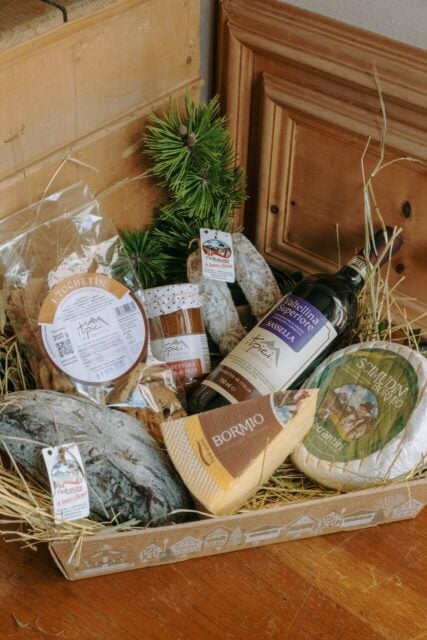 cesto di prodotti valtellinesi per happy hour