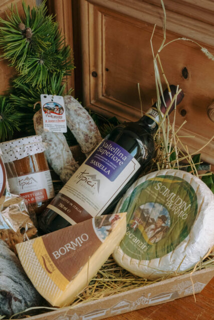 formaggi, salumi e vino per aperitivo in valtellina