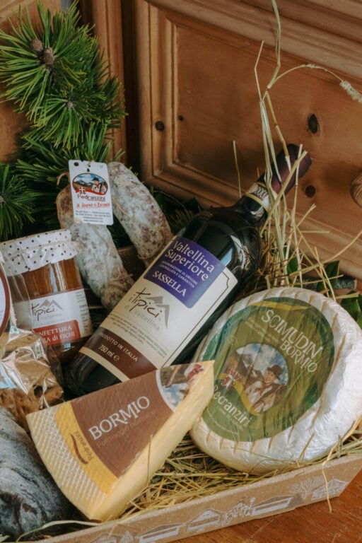 formaggi, salumi e vino per aperitivo in valtellina