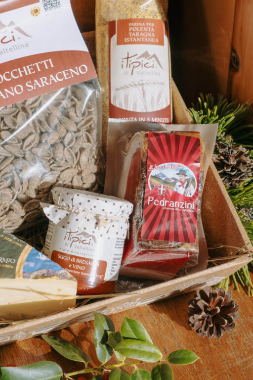 cesto con condimenti, formaggi, farine e prodotti tipici della valtellina