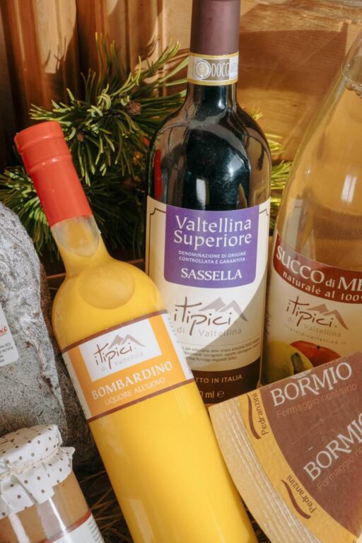bevande e prodotti tipici valtellinesi in confezione regalo: bombardino, bresoala, succo di mele, formggio bormio