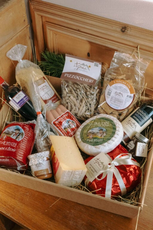 box con prodotti valtellinesi tipici natalizi: salumi, formaggi, vino, ecc.