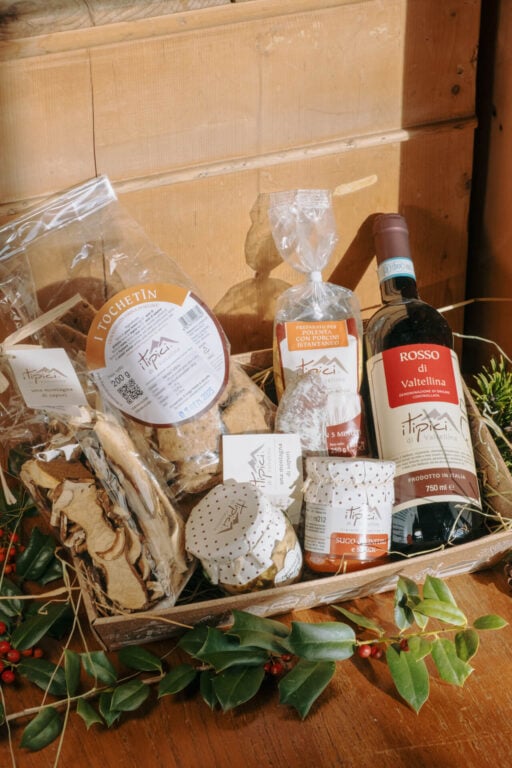 box natalizia "Fungiatt" con prodotti tipici valtellinesi tra cui funghi e vino