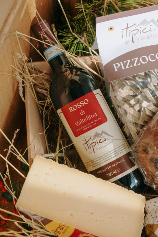 pizzoccheri, formaggio valtellinese e vino rosso di valtellina in confezione regalo valtellinese con prodotti tipici