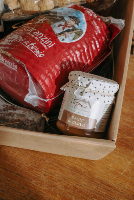 bresaola valtellinese e ragù di cervo in vendita online in confezione natalizia di prodotti tipici della valtellina