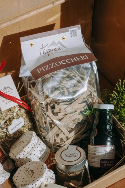 pizzoccheri veg e altri alimenti vegani valtellinesi in cesto vegan