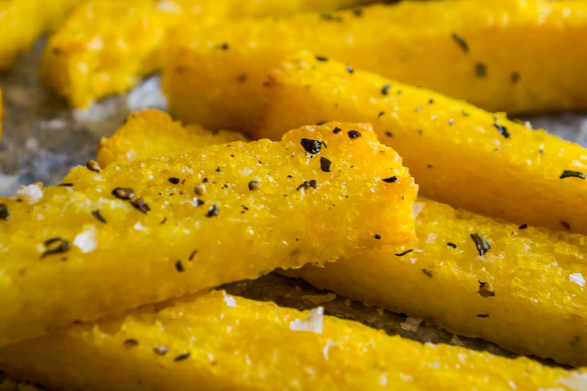 ricetta della polenta fritta per gli spiedini con mozzarella e prosciutto crudo fiocco della Valtellina