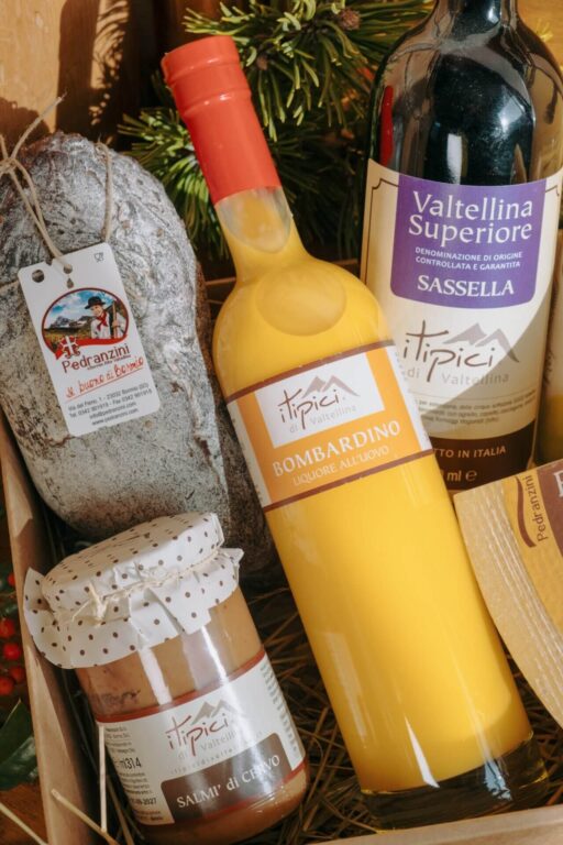 confezione prodotti tipici valtellinesi con liquori, vino e salumi