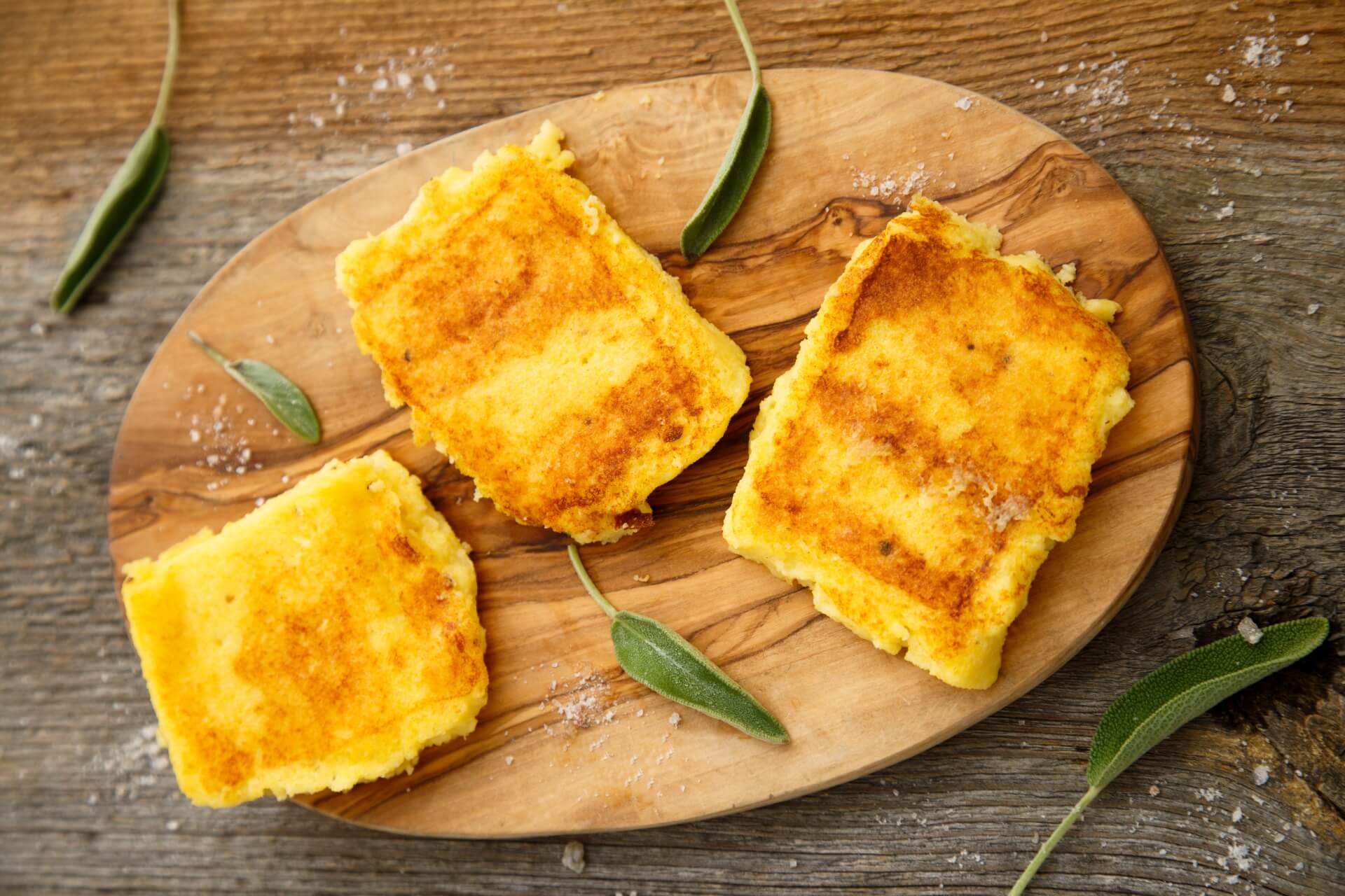 Quadrotti di polenta dolce con mele, miele e cannella