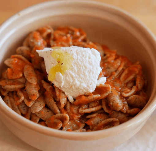 ricetta degli Gnocchetti di grano saraceno con sugo all'ortica selvatica e ciuffi di ricotta fresca