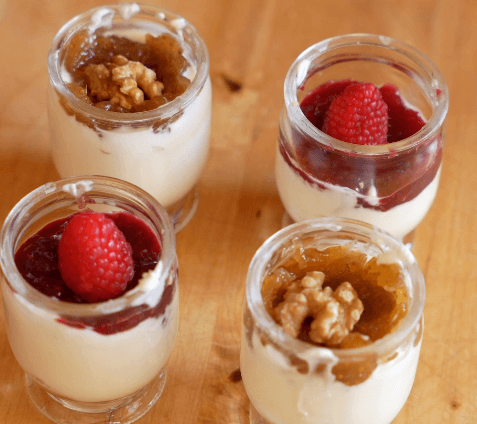 Bicchierini di mousse allo yogurt con marmellata di fichi e lamponi e biscotto sbriciolato - ricetta dessert