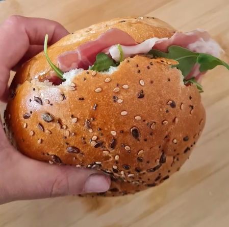 Panino Gourmet miele, formaggio Casera e prosciutto crudo Dolce Palato